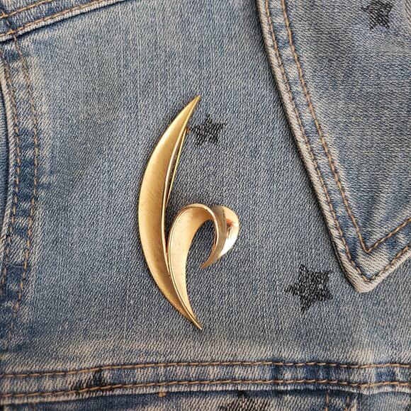 Vintage Crown Trifari Brooch Curling Leaf Brushed Gold Tone Signed 60's - Picture 3 of 6